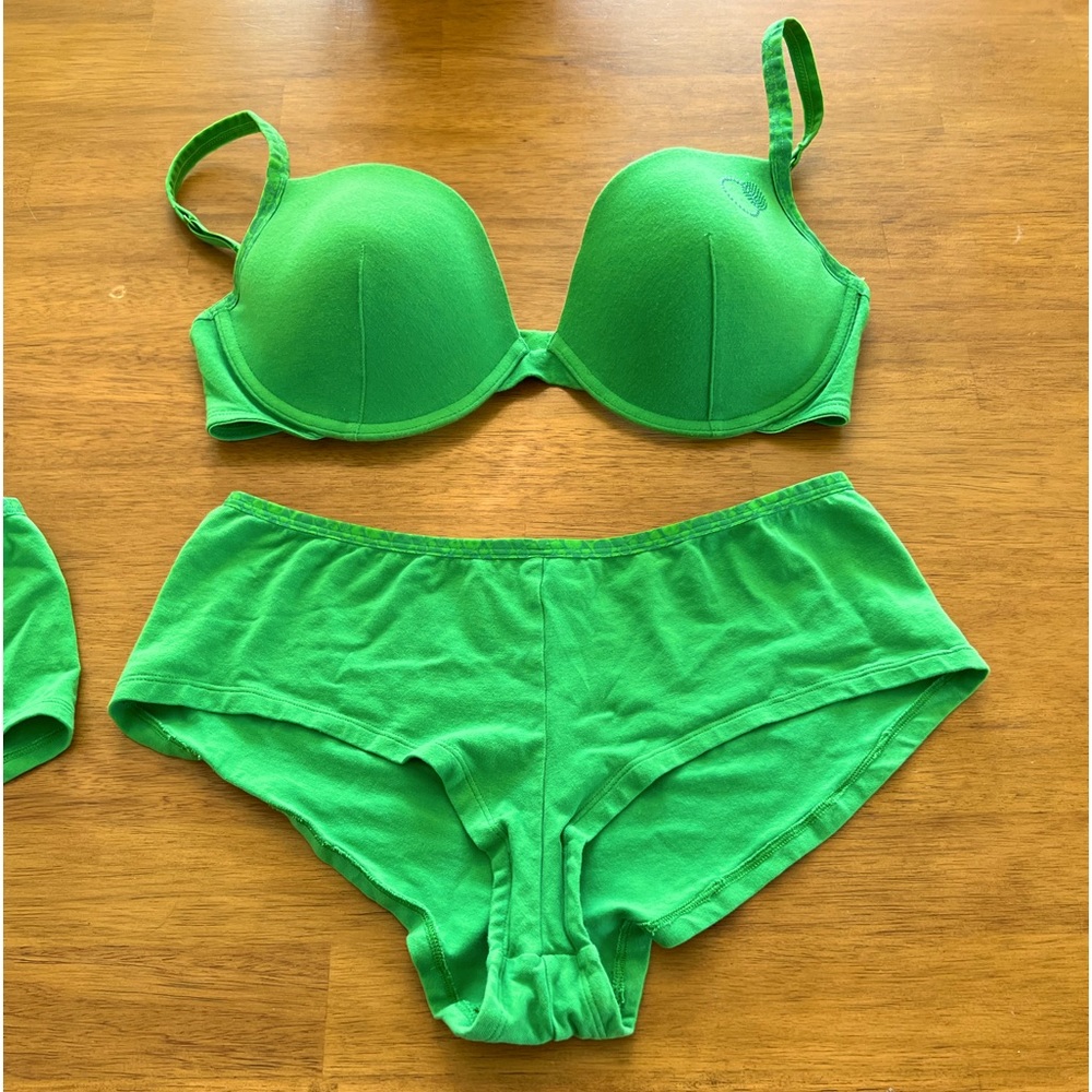Green Bra ☘️ (comes with 2 boyshorts)